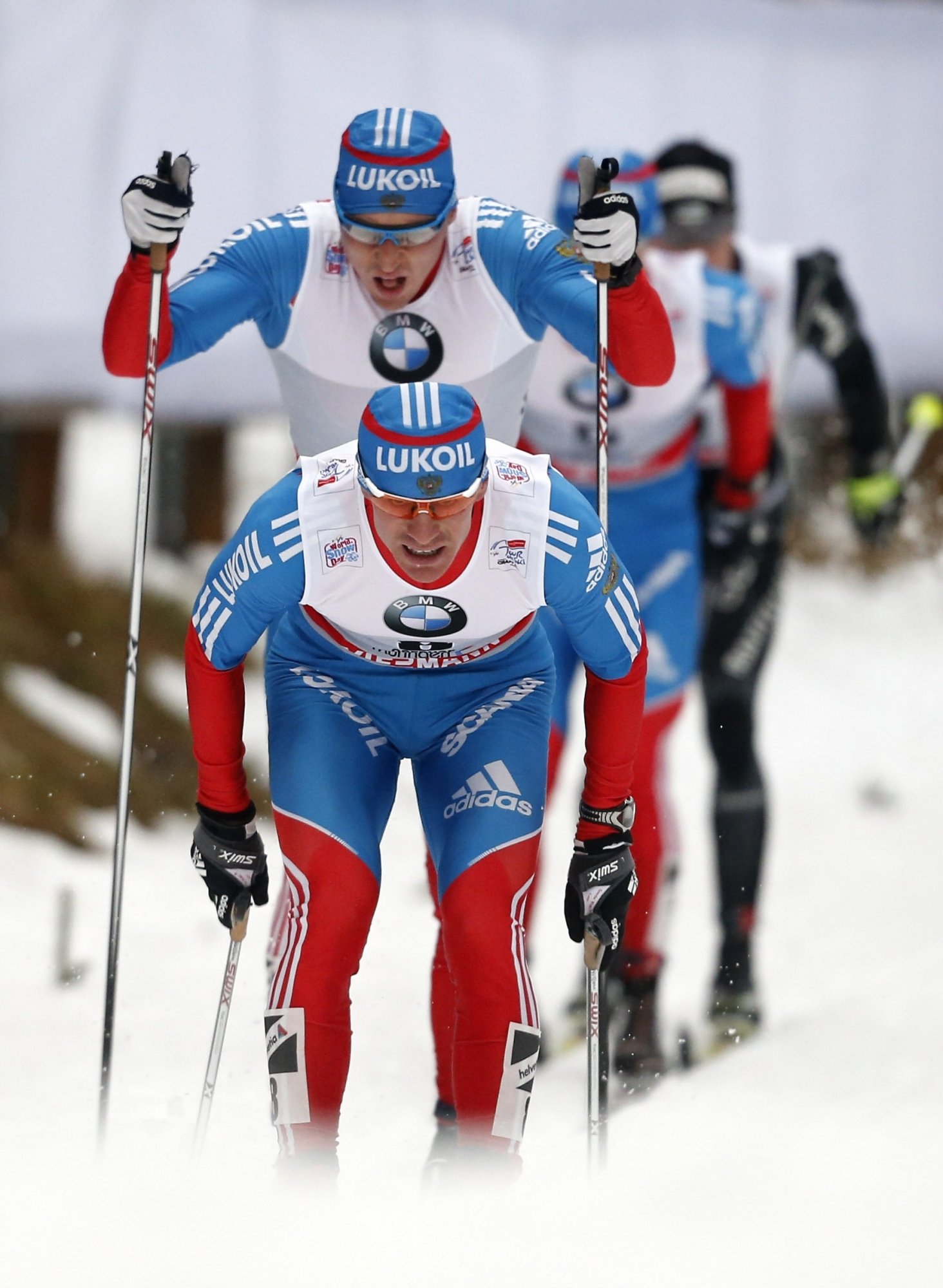 Три лыжных спортсмена. Лыжники России. Спортсмен лыжник. Спорт лыжные гонки.