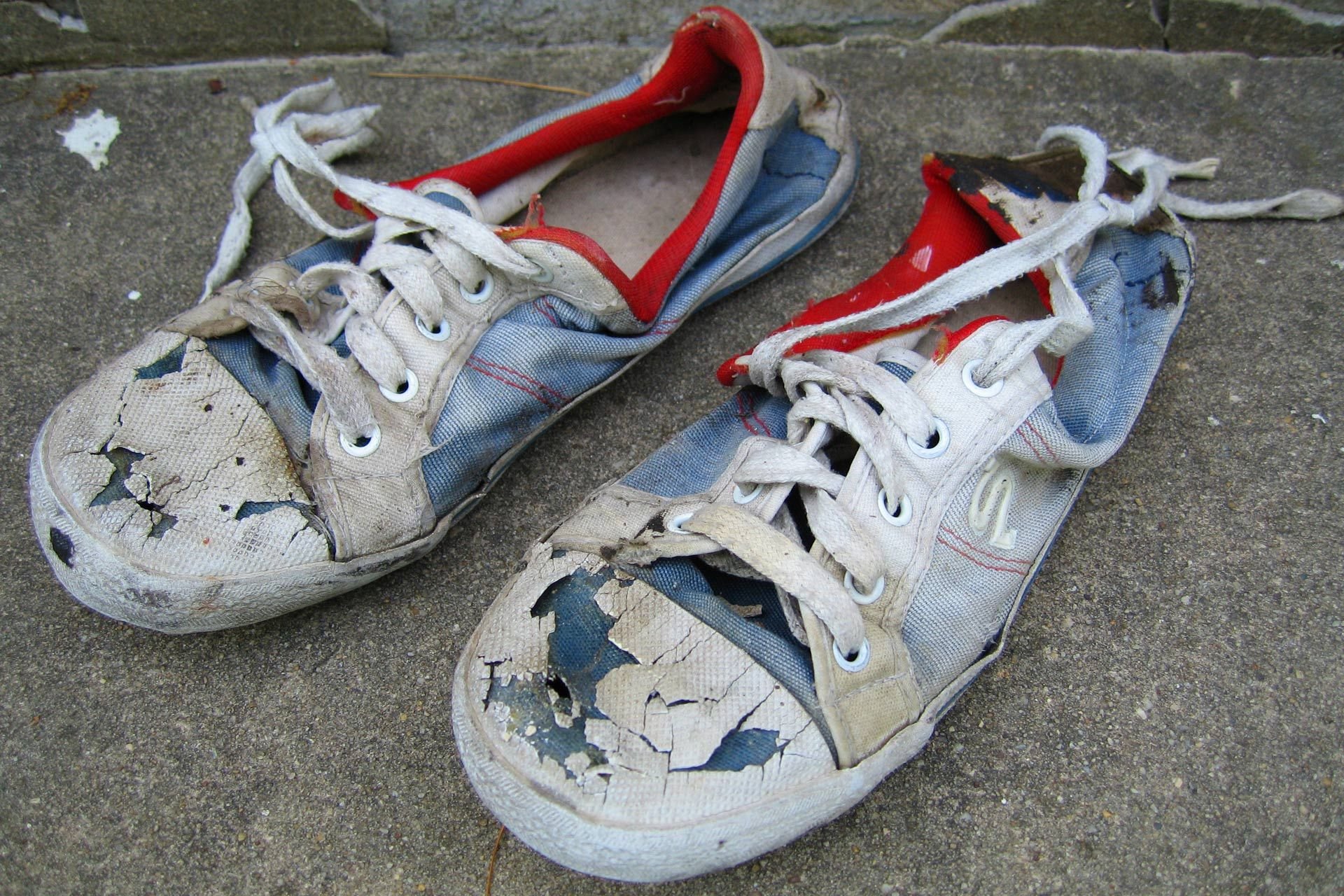 Старые кроссовки