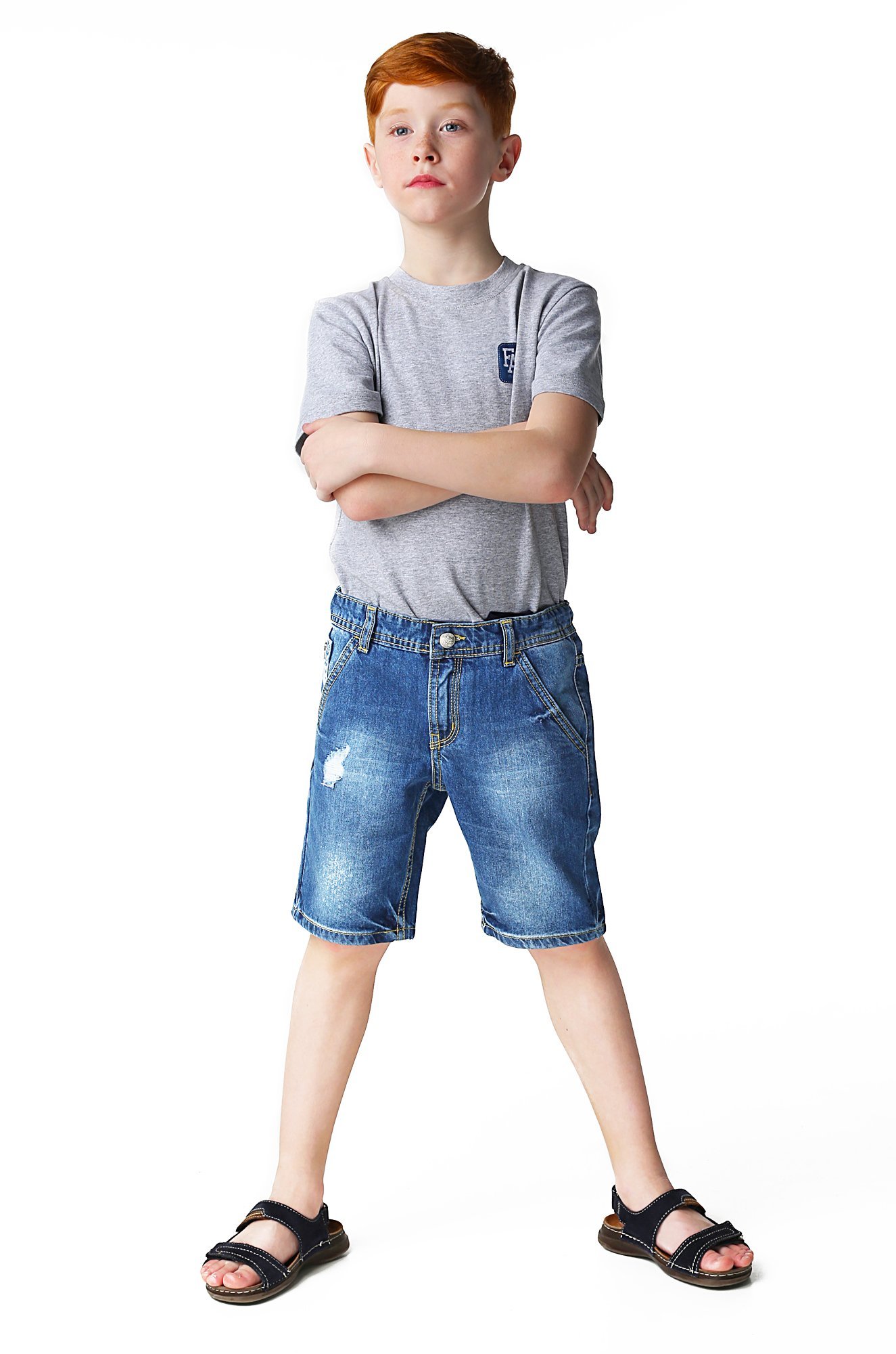 Мальчик в джинсовых шортах