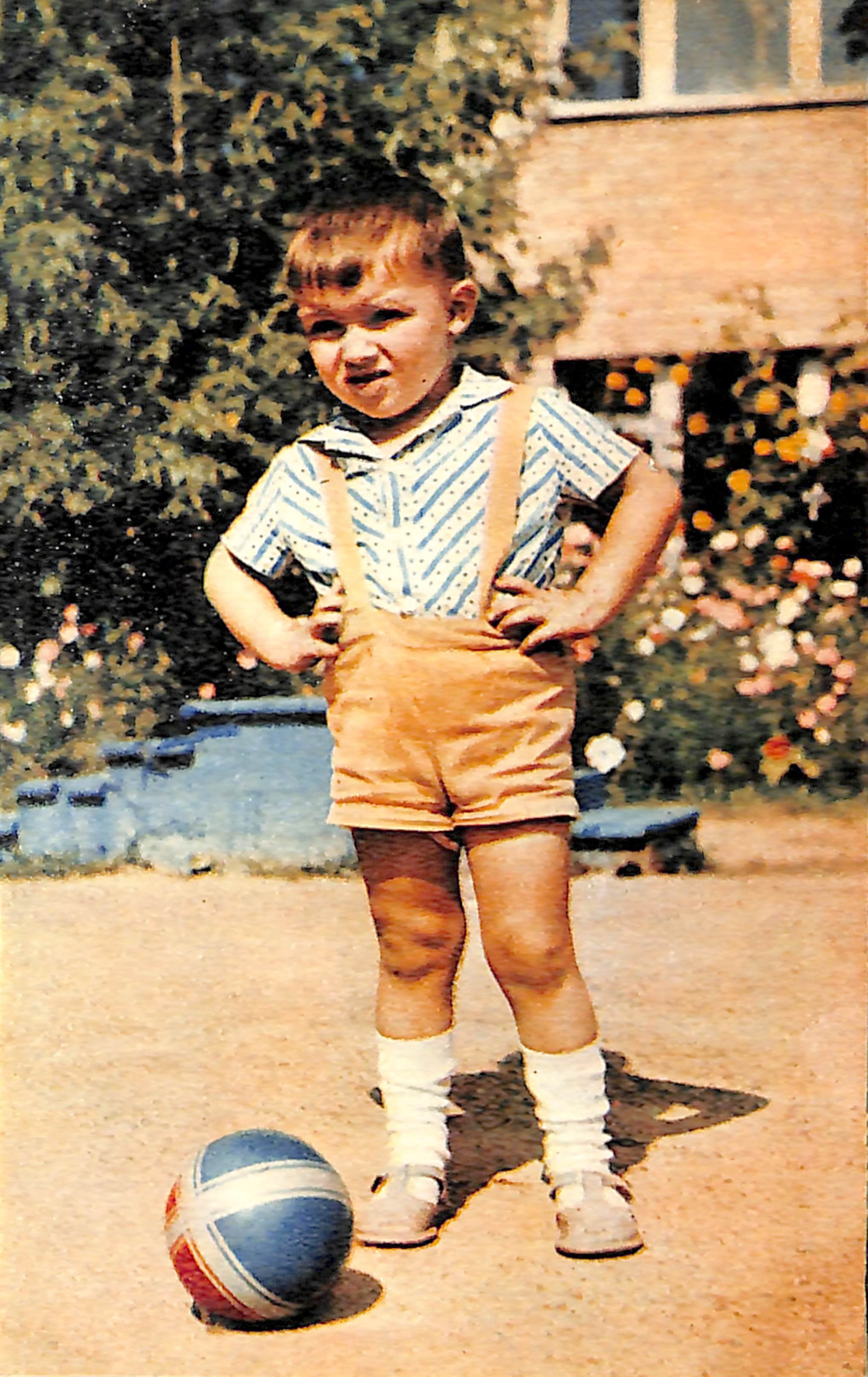 Маленький мальчик в шортах