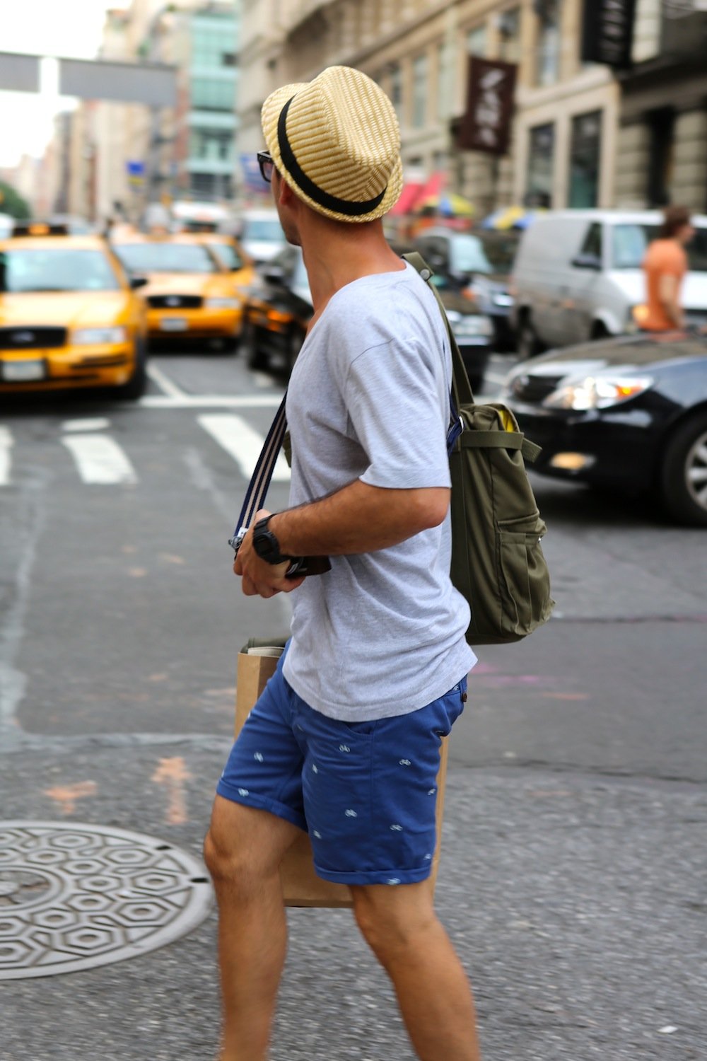 Гуляю в шортах. Мужчина в шортах и шляпе. Мужские летние шляпы образы. Мужские шорты уличный стиль. Летний образ для мужчины.