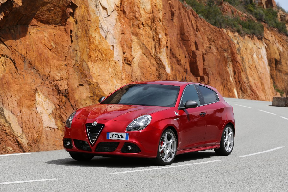 Alfa Romeo Giulietta красная