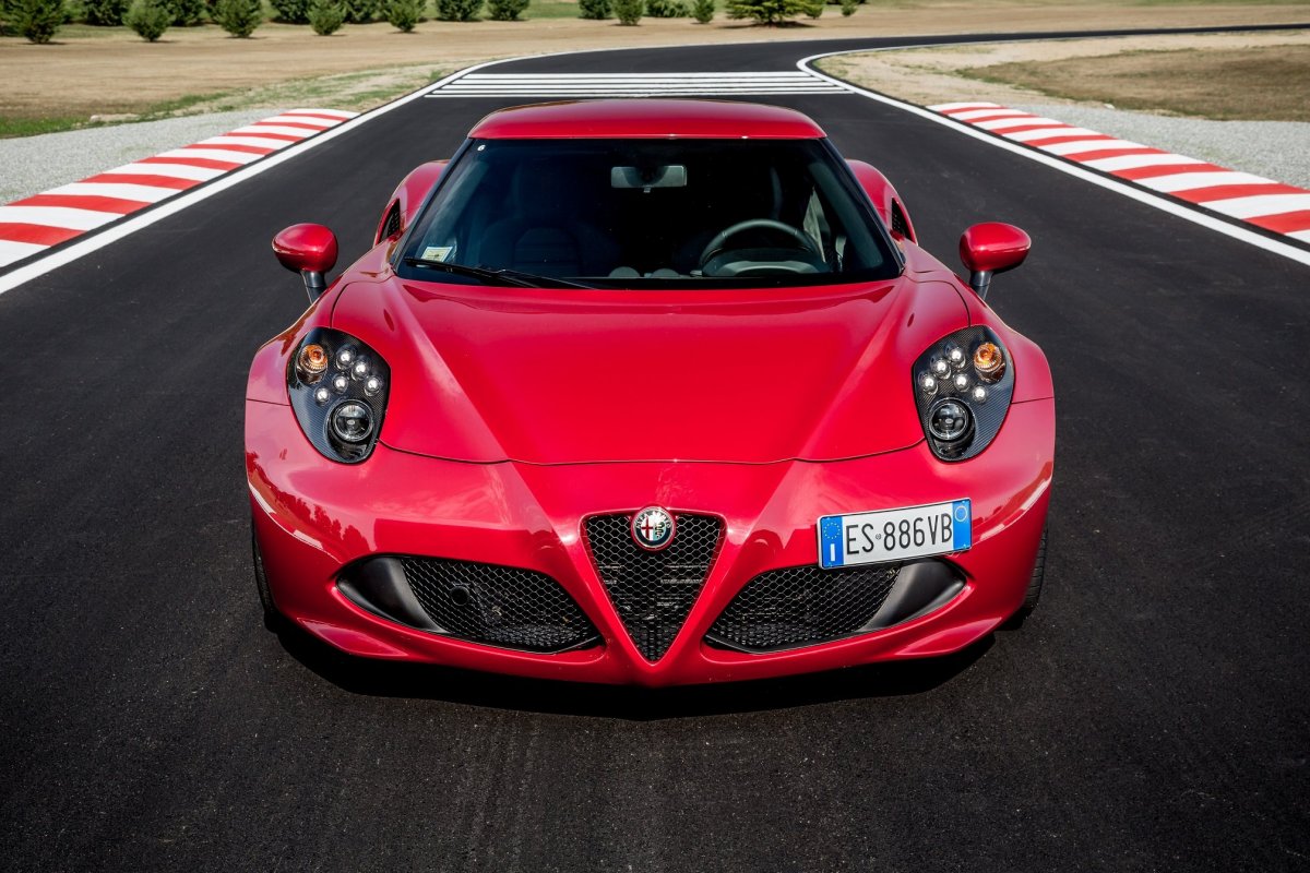Alfa Romeo 4c перед
