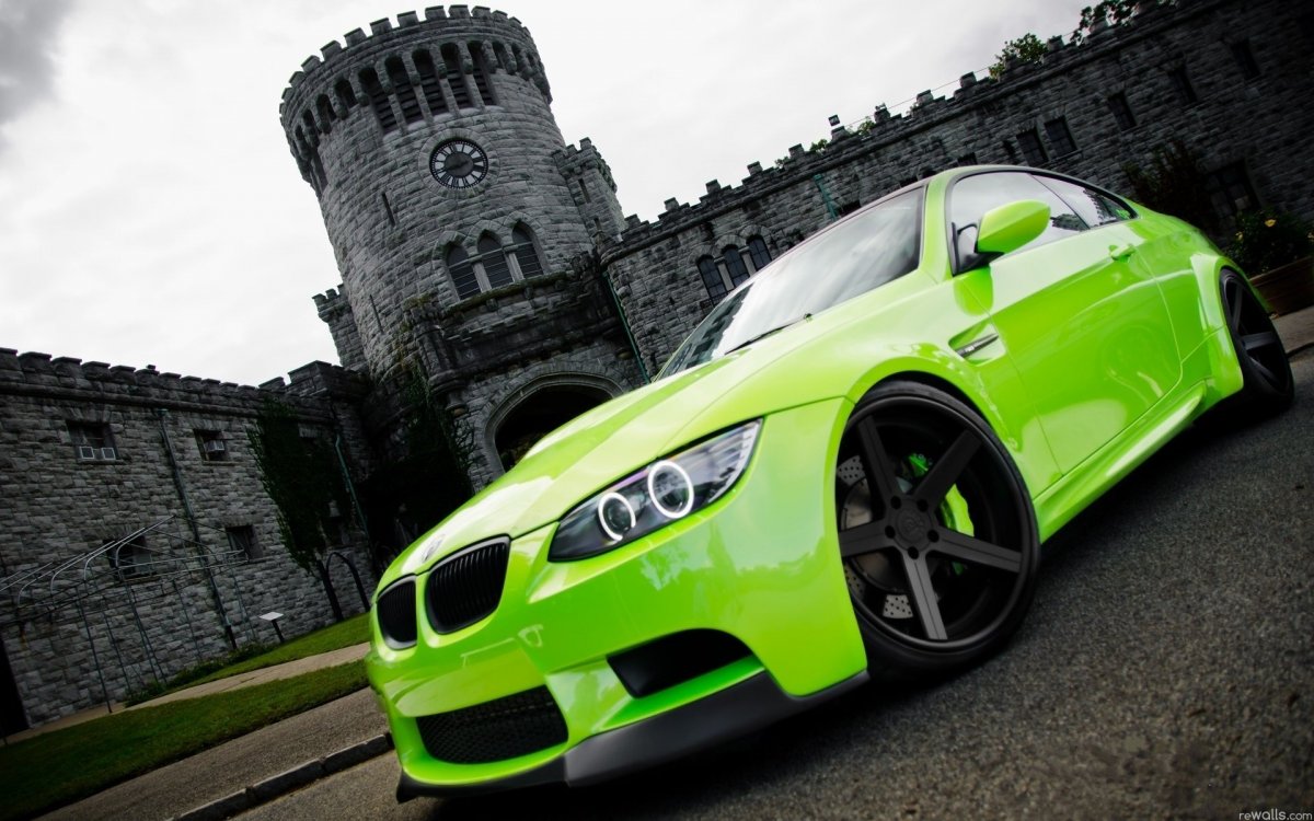 Зеленый машина BMW m3 ГТР