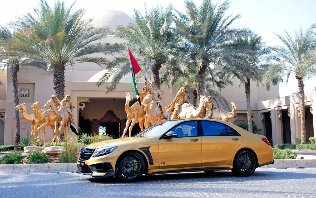 Золотой Mercedes-Benz SLS AMG.
