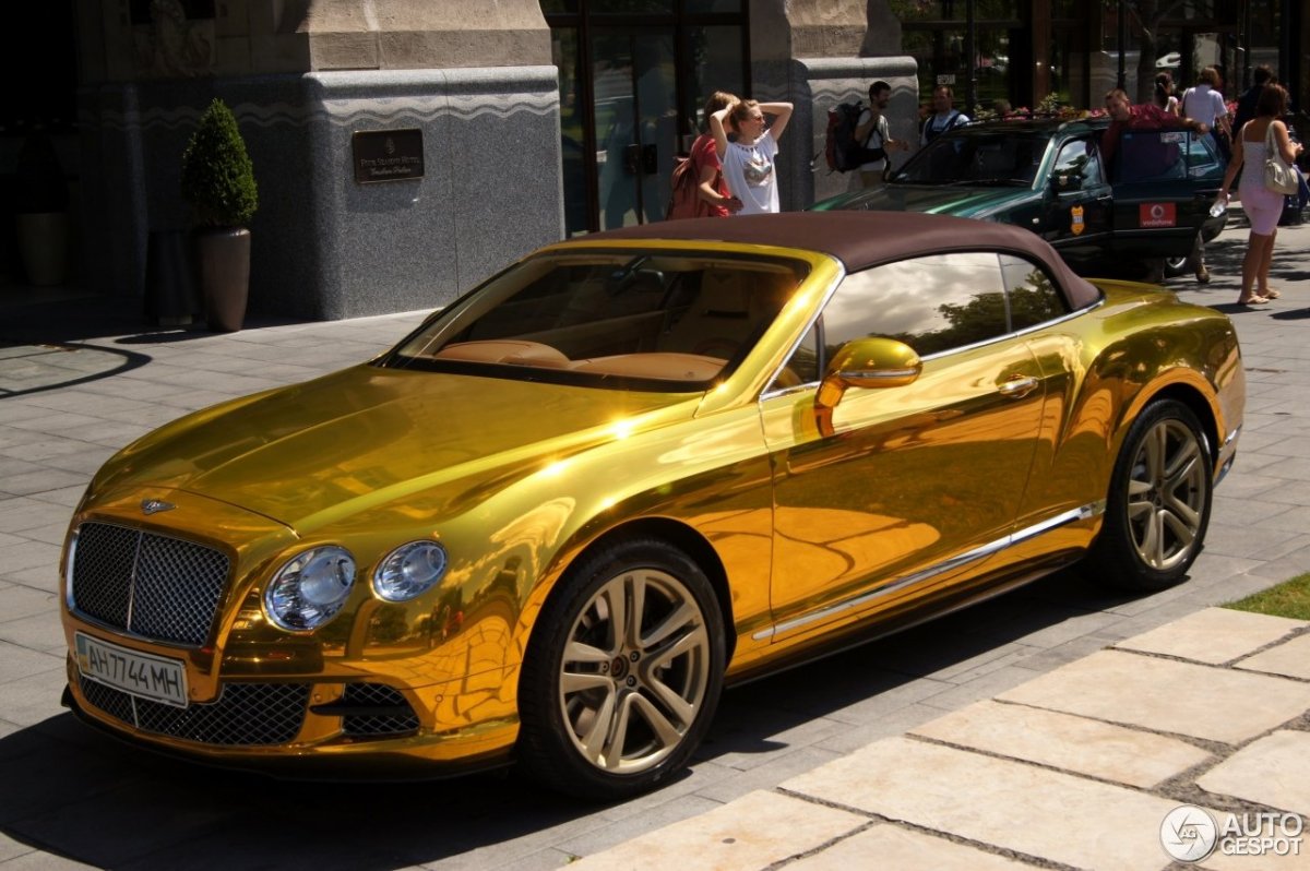 Золотистый Porsche Panamera