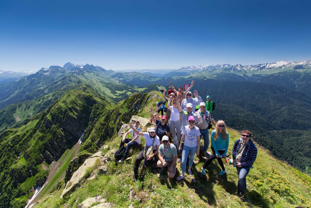 Группа туристов в горах