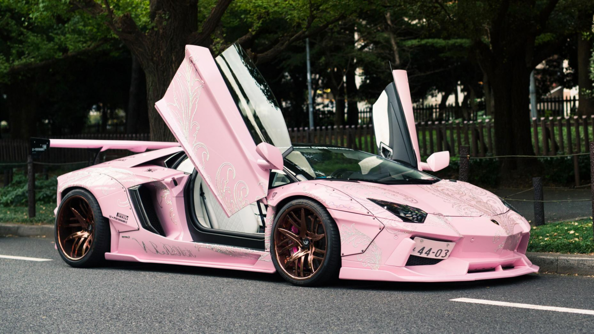 Розовая машина в городе