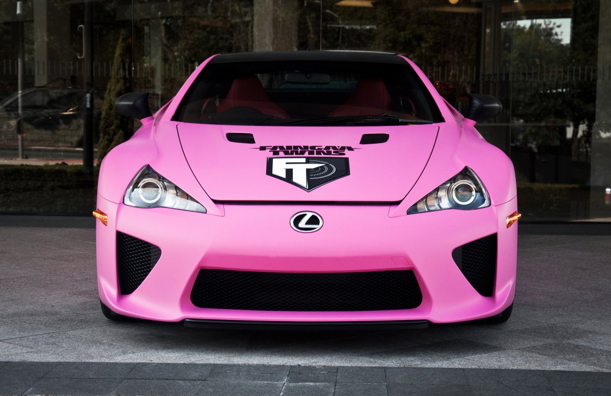 Nissan GTR розовый