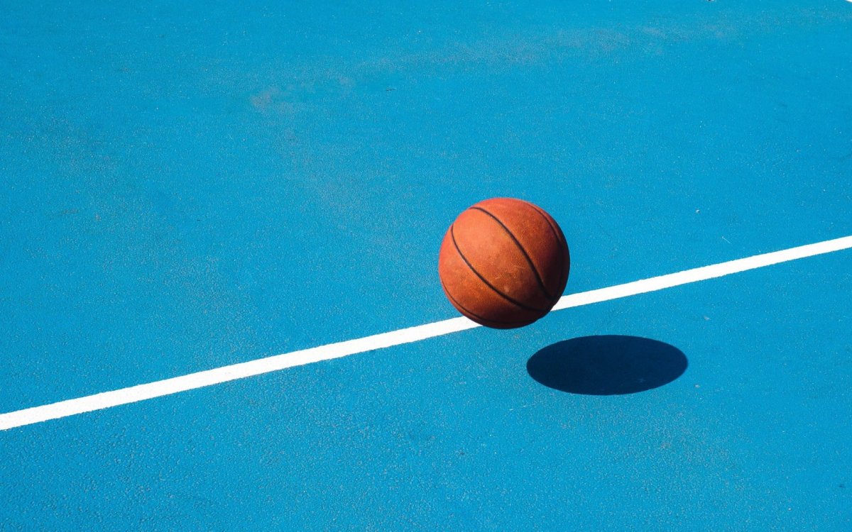 Баскетбольный мяч и баскетбольное кольцо
