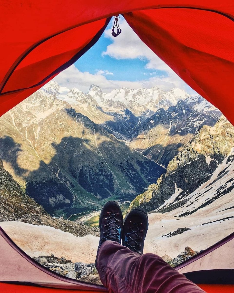 Вид из палатки на Эльбрус