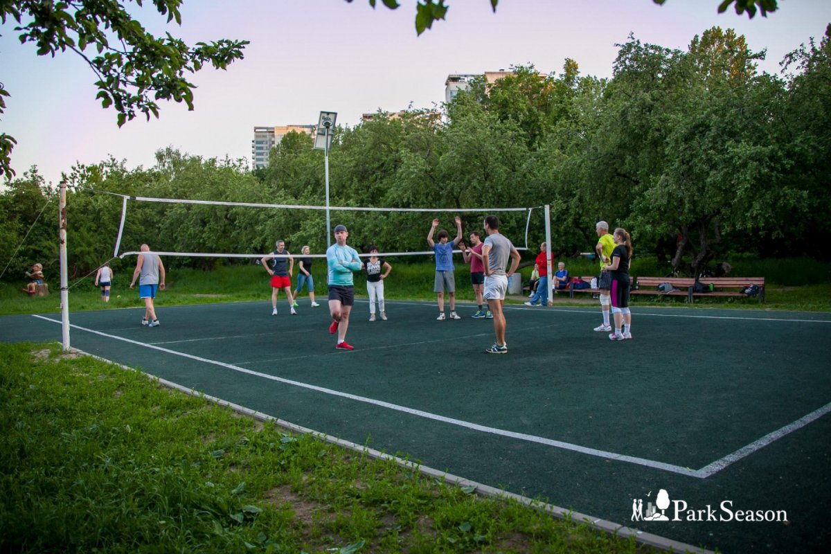 Бетонная баскетбольная площадка