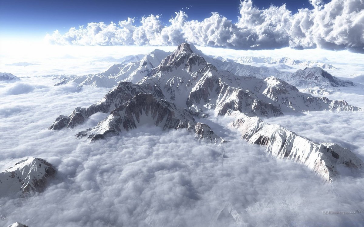 Вид с вершины заснеженной горы