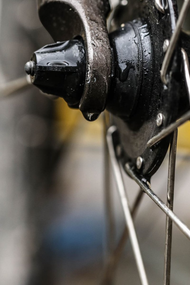 Провода на спицах велосипеда