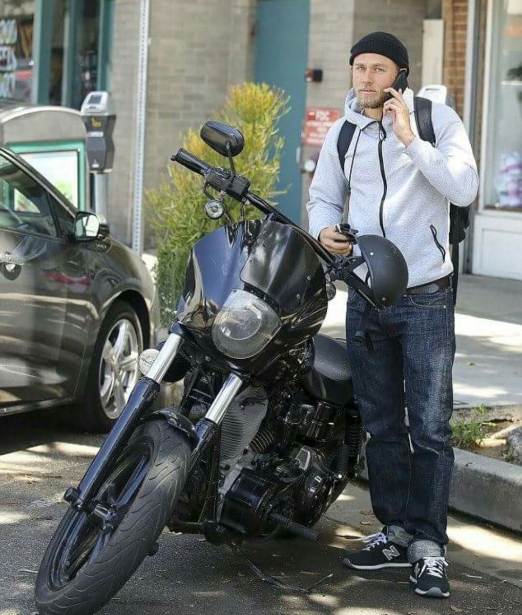 Charlie Hunnam на мотоцикле