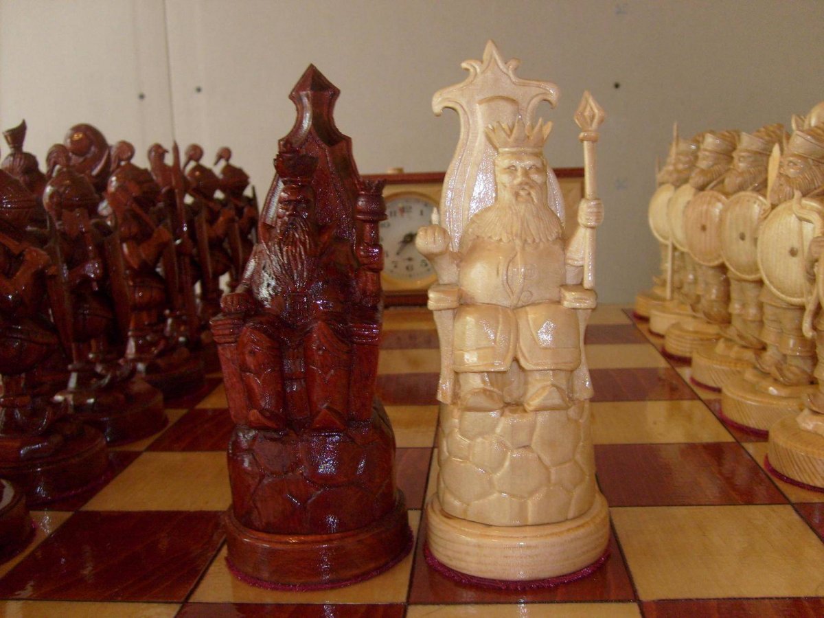 Старинные резные шахматные фигуры