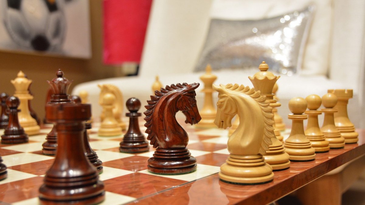 Старинные резные шахматы