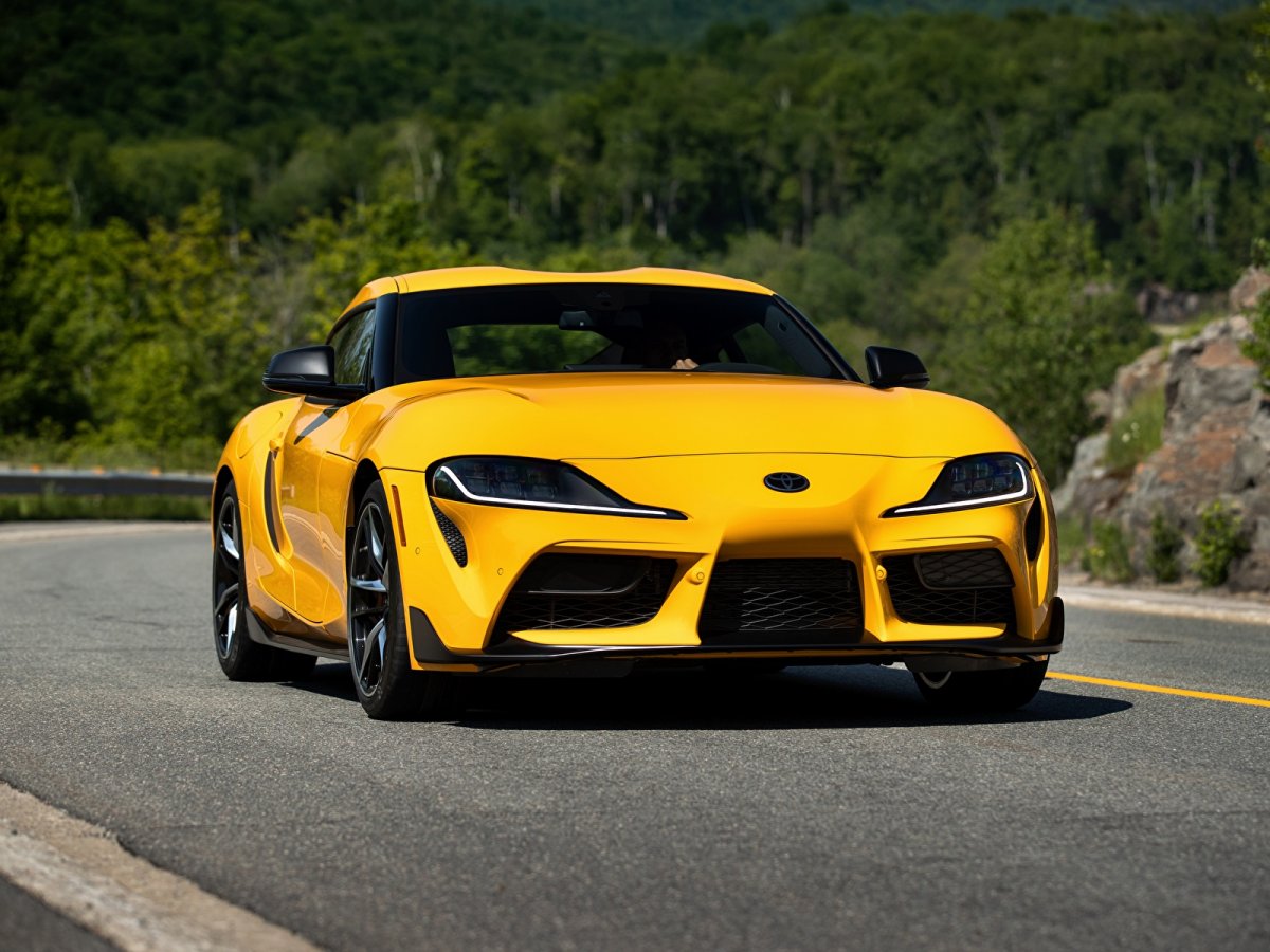 Toyota Supra 2020 желтая