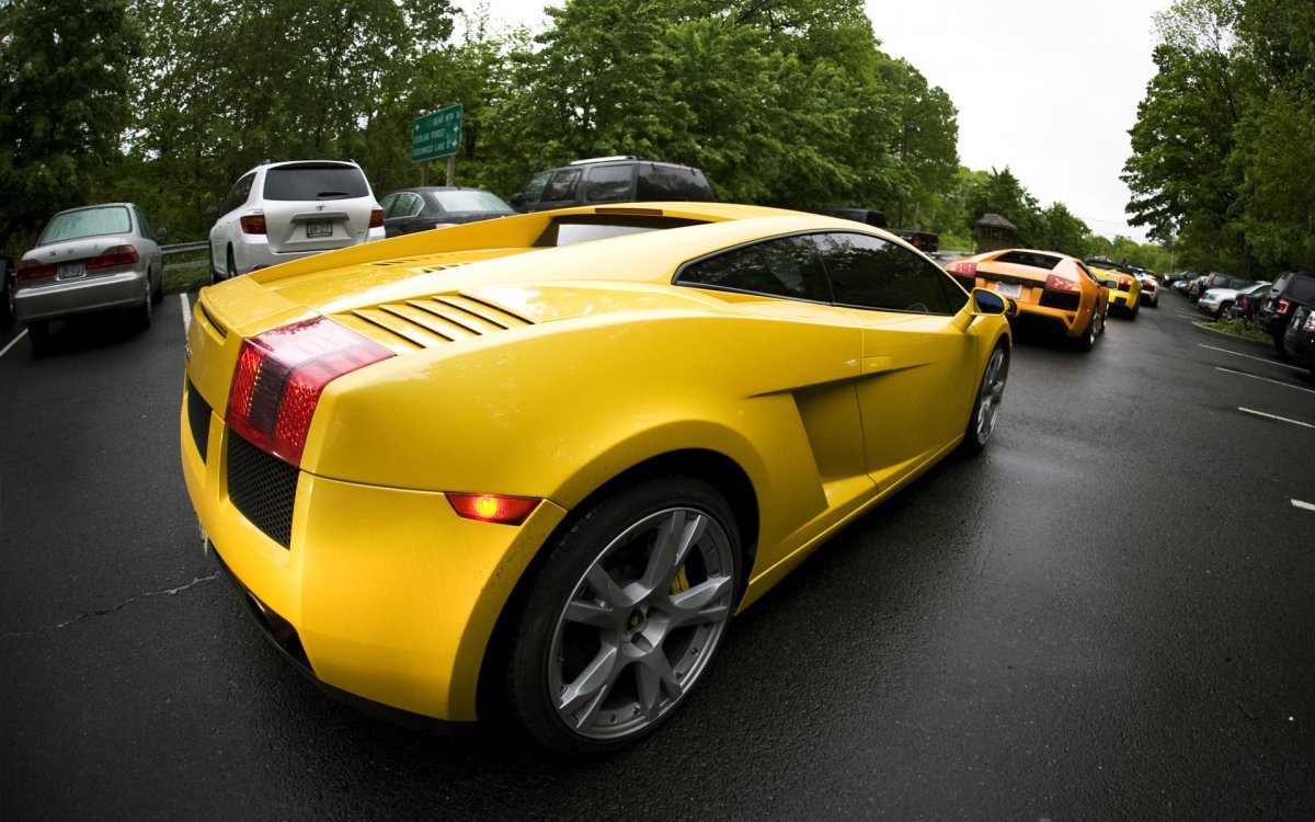 Желтая дорогая машина