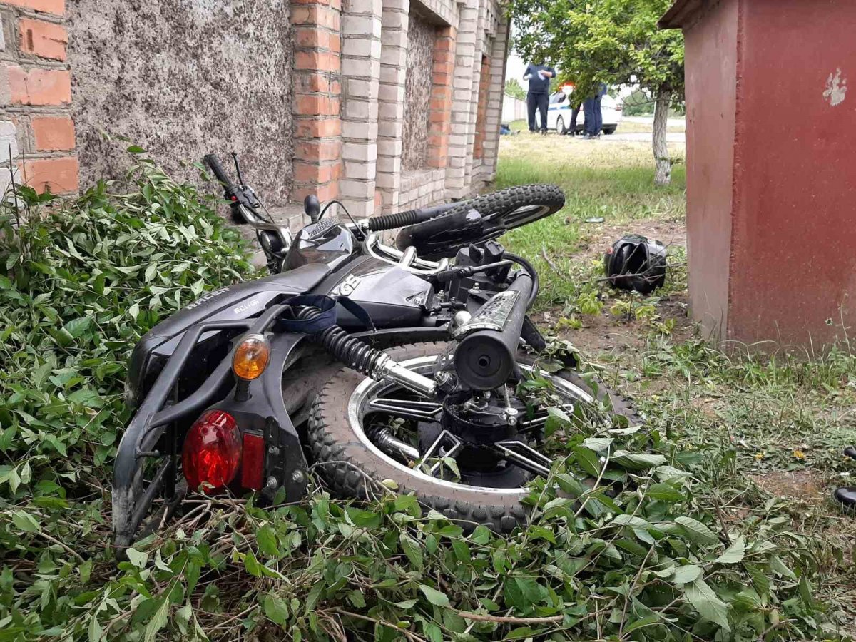 Разбитый мотоцикл Ямаха