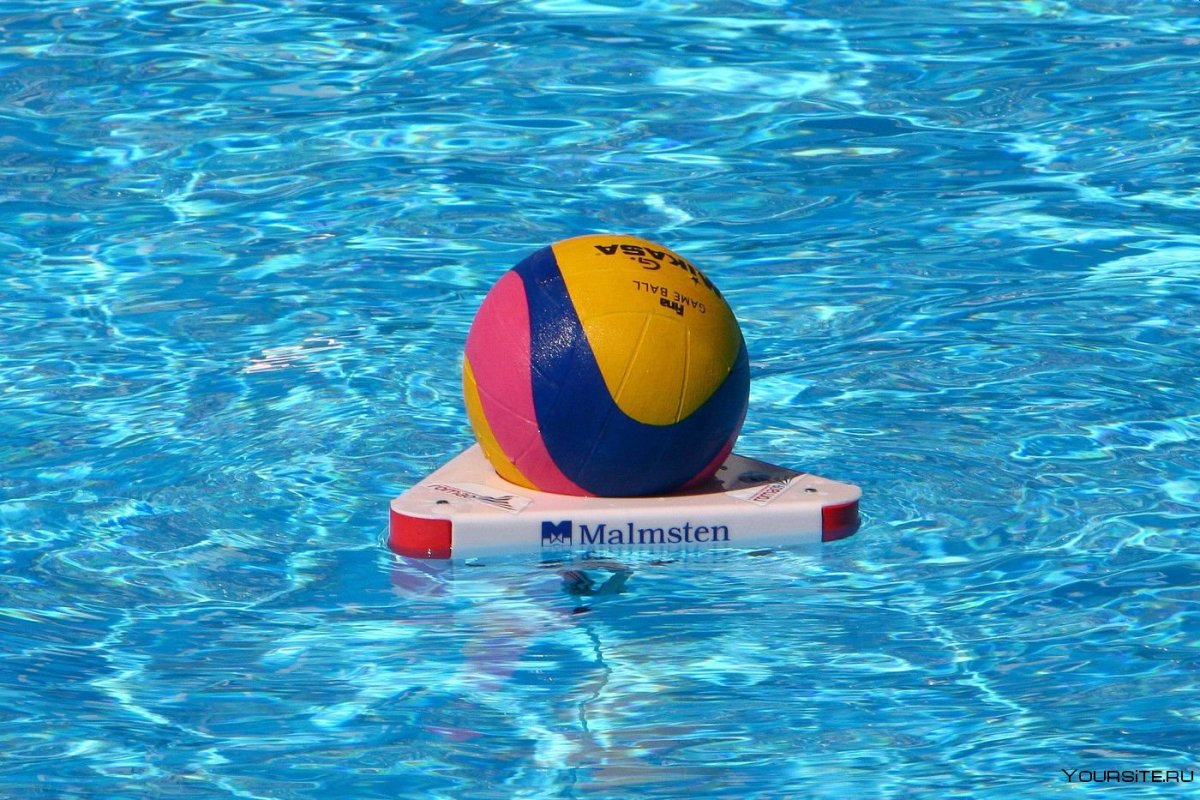 Водное поло мяч на воде с видом на ворота