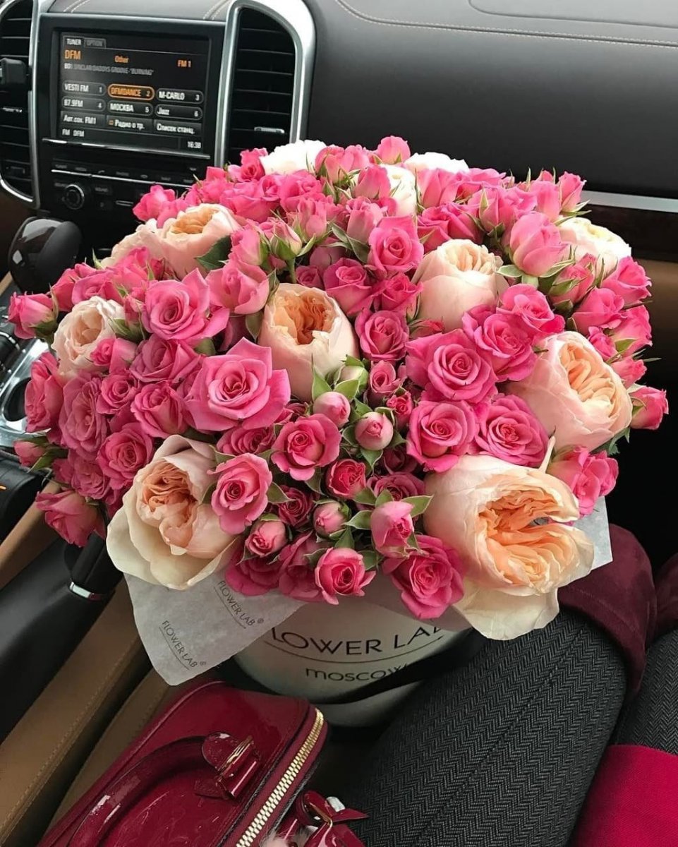 Букет цветов в машине Мерседес
