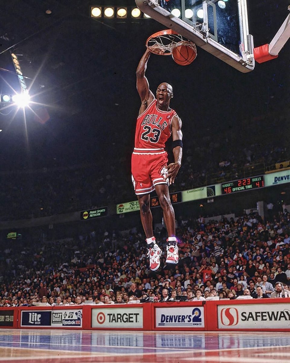 Майкл Джордан 1984 в прыжке