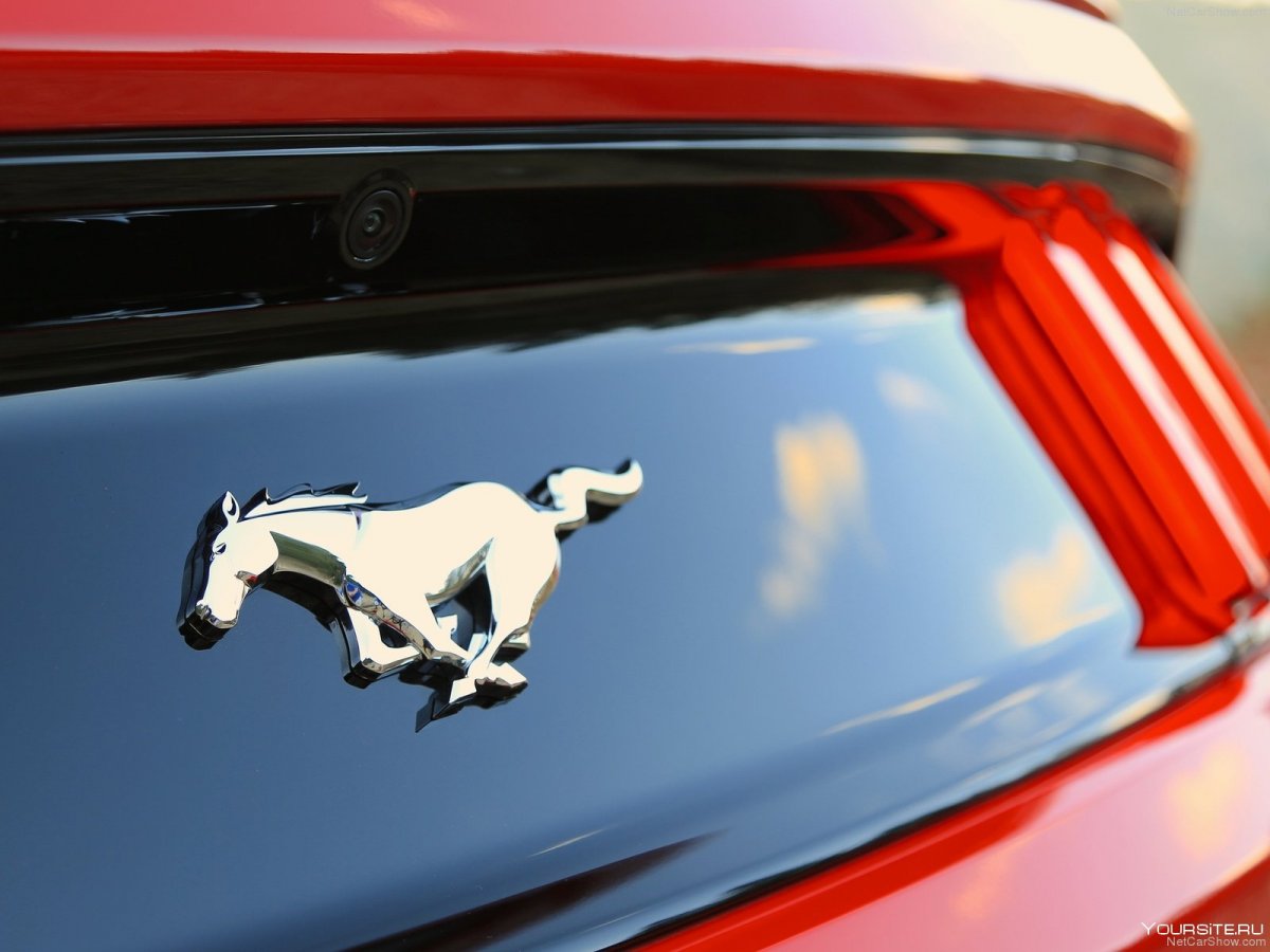 Китайская машина с эмблемой лошади