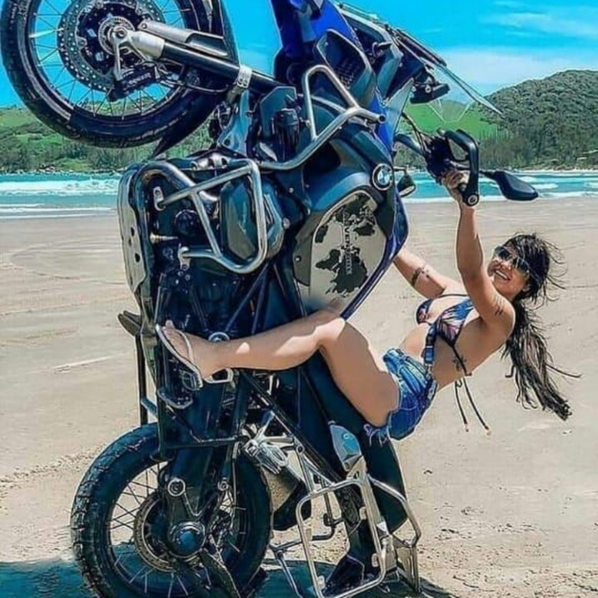 Машина и мотоцикл на одной фотографии