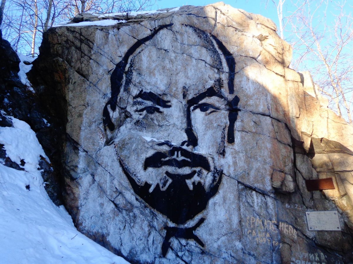 Портрет Ленина на скале на горе Ежовой