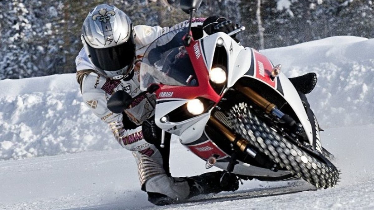 Фотосессия на кроссовом мотоцикле зимой