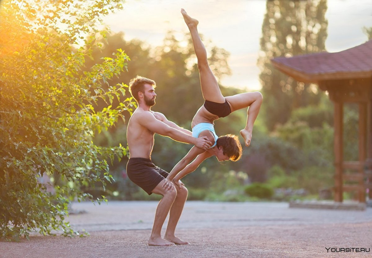 Парная йога на природе