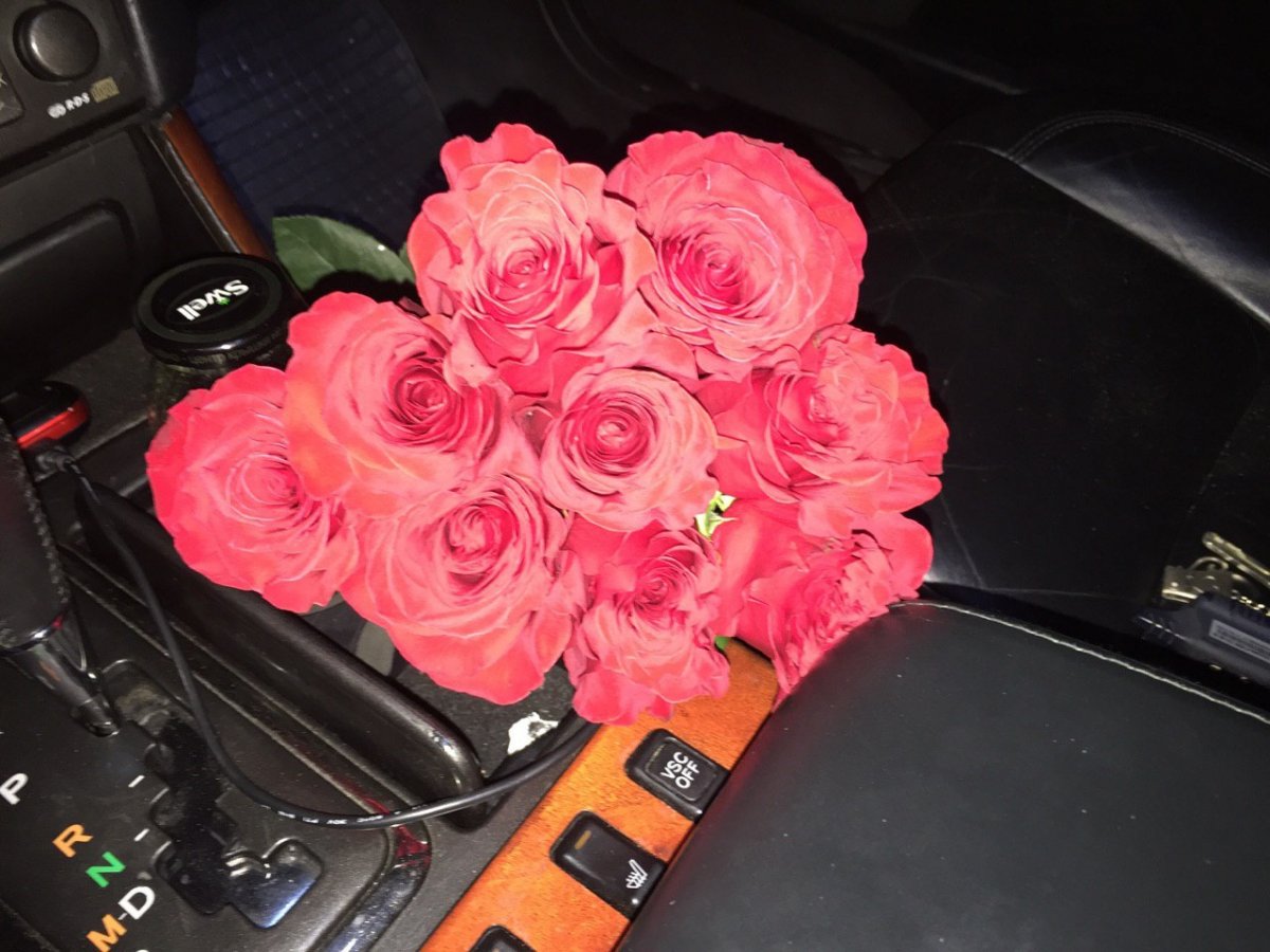 Букет цветов в машине ночью