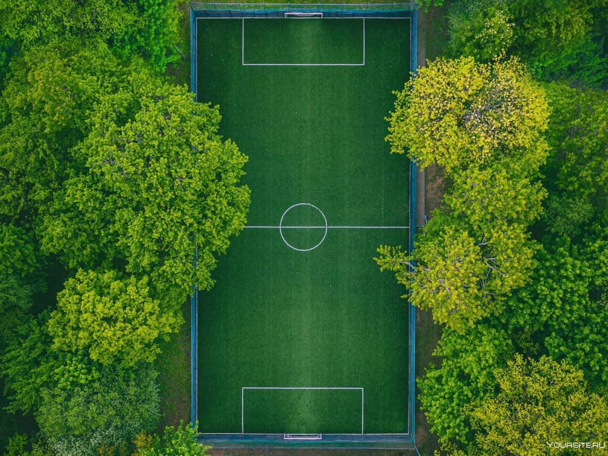 Футбольное поле маленькое