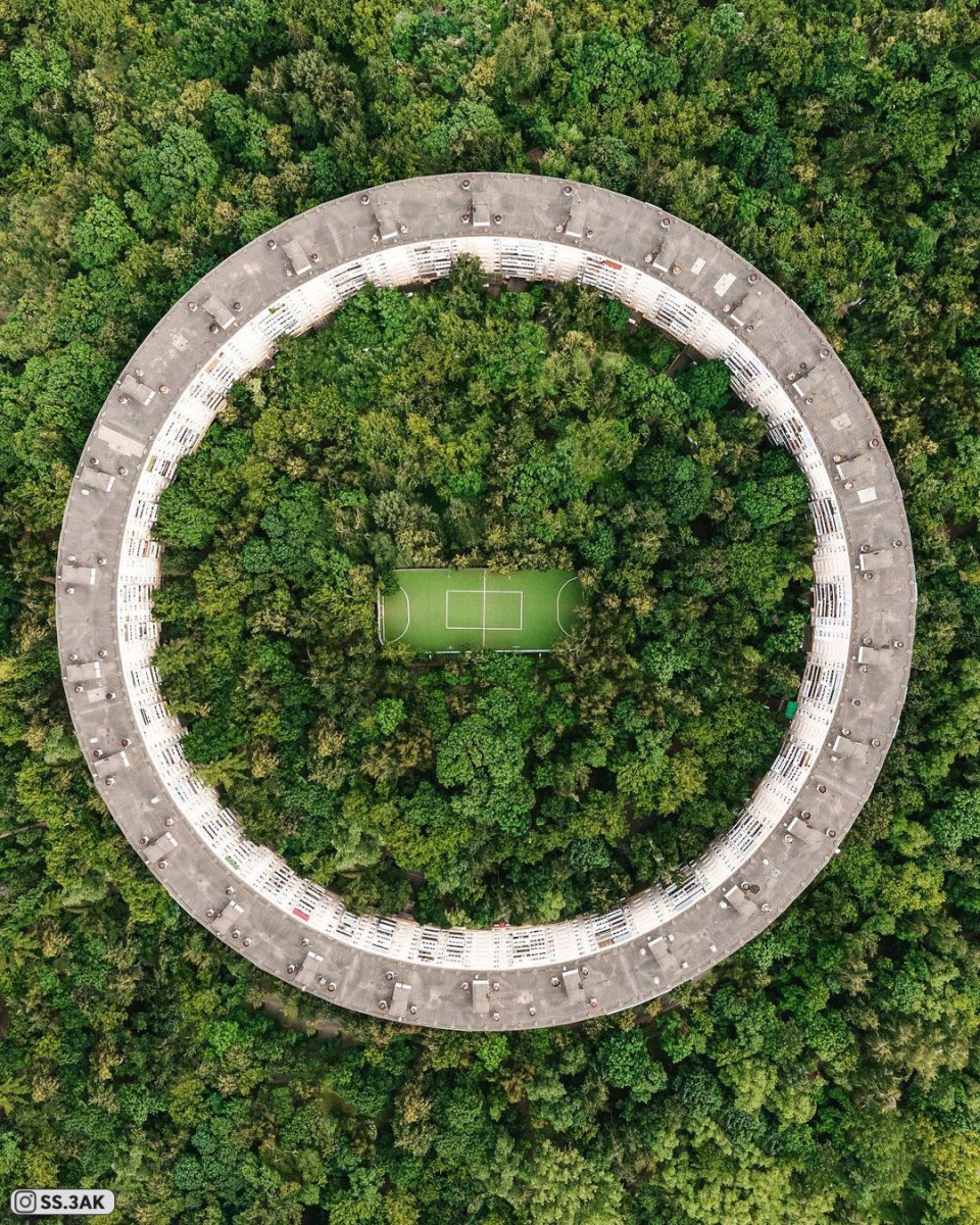 Футбольное поле внутри круглого дома