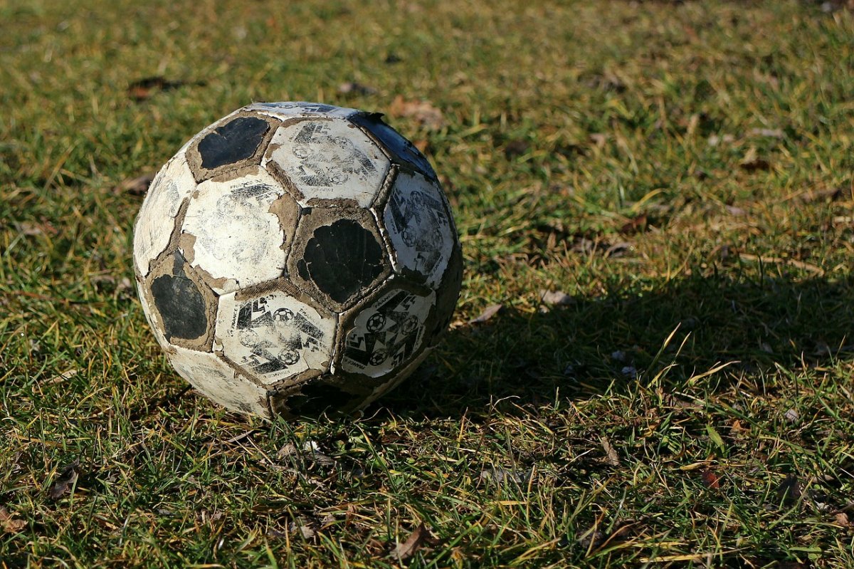 Порванный футбольный мяч
