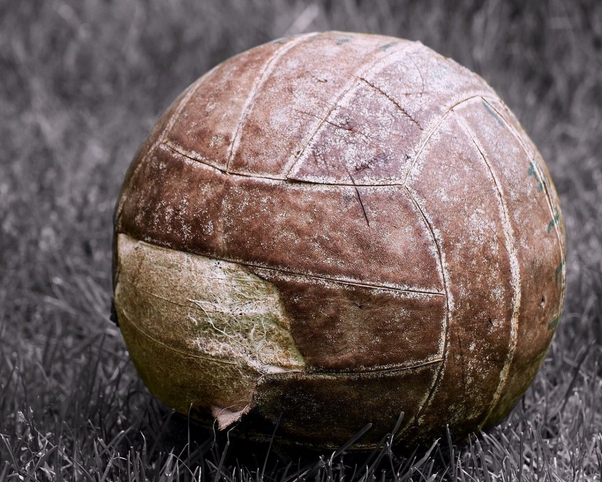 Футбол цементным мячом