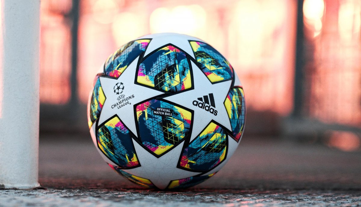 Разноцветный футбольный мяч