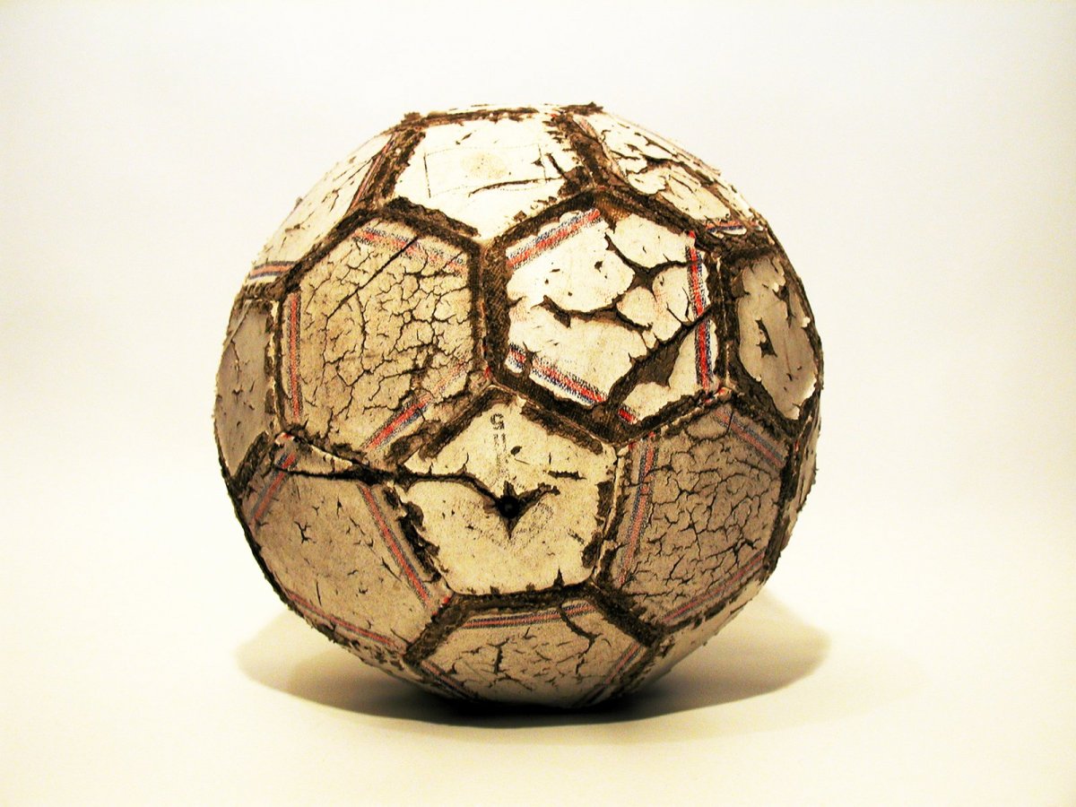 Спущенный футбольный мяч
