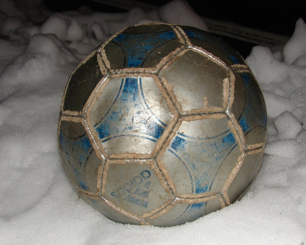 Рваный футбольный мяч