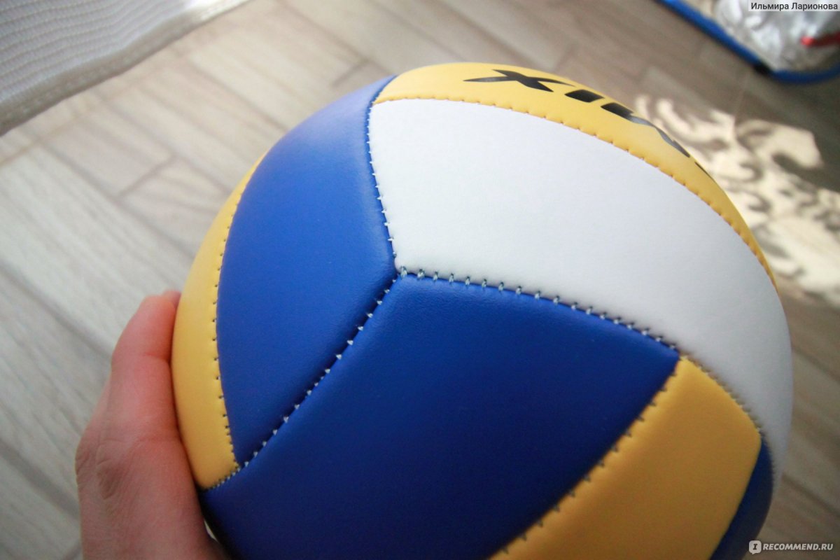 Рваный волейбольный мяч