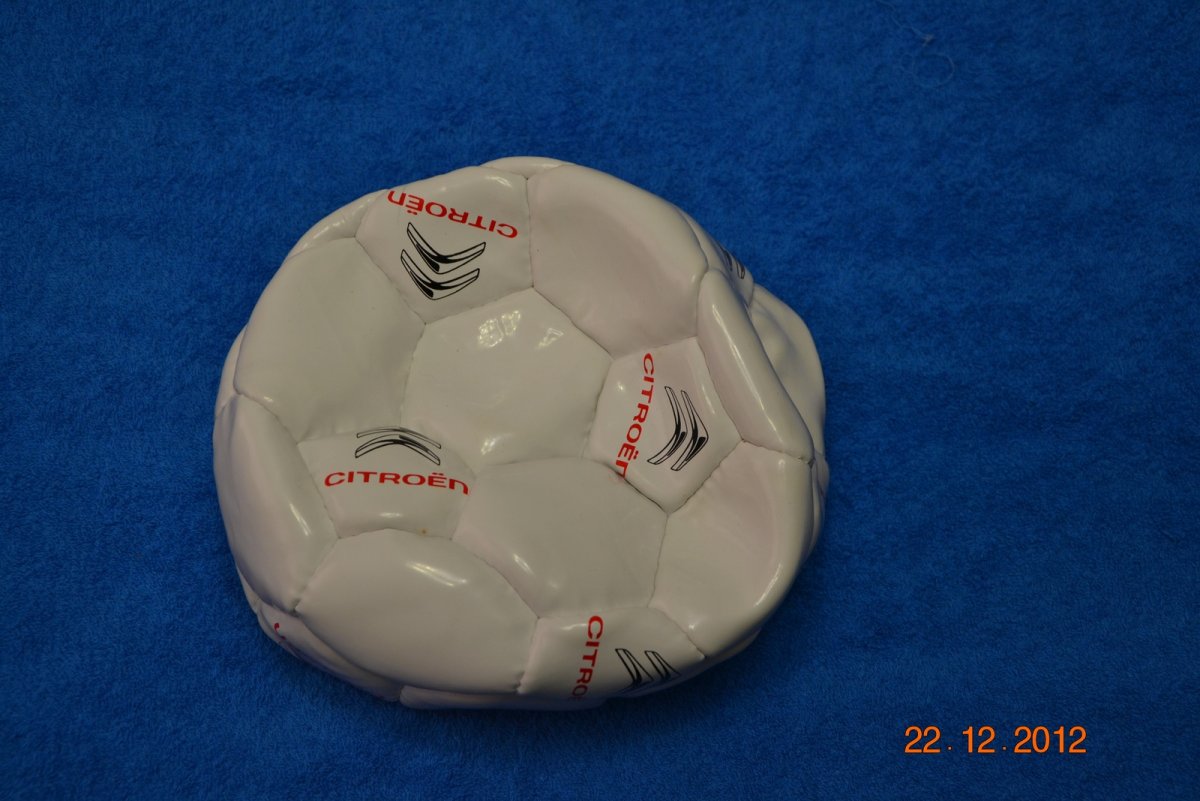 Разорванный футбольный мяч