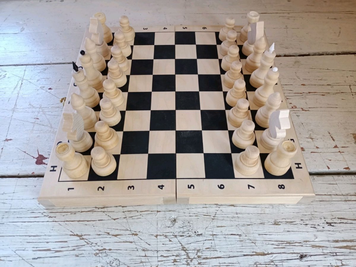 Шахматная доска с фигурами вид сбоку