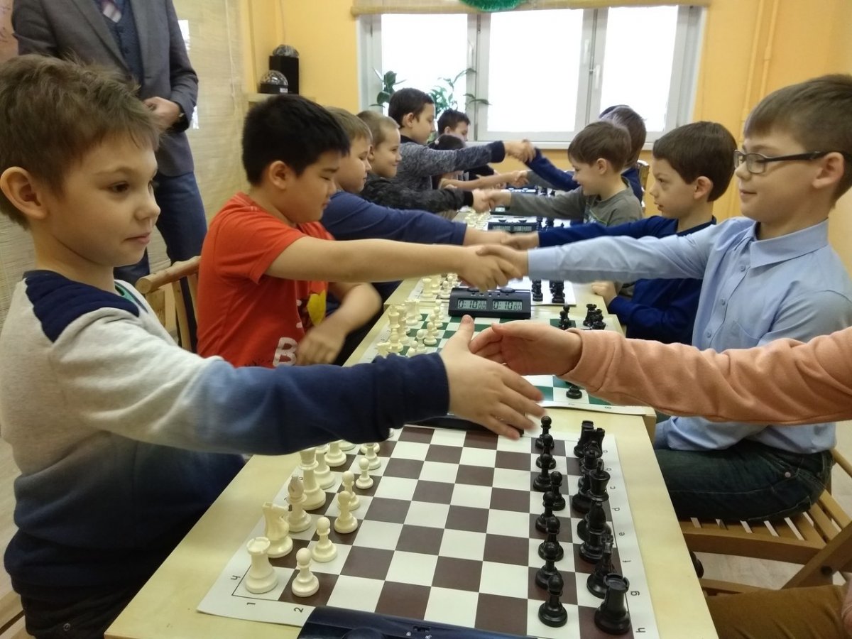 Школьник шахматы внимание