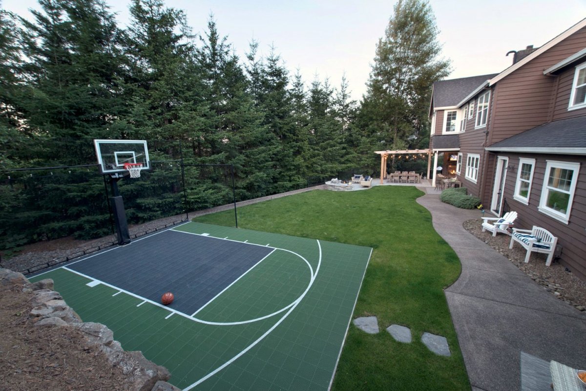 Баскетбольная площадка на заднем дворе