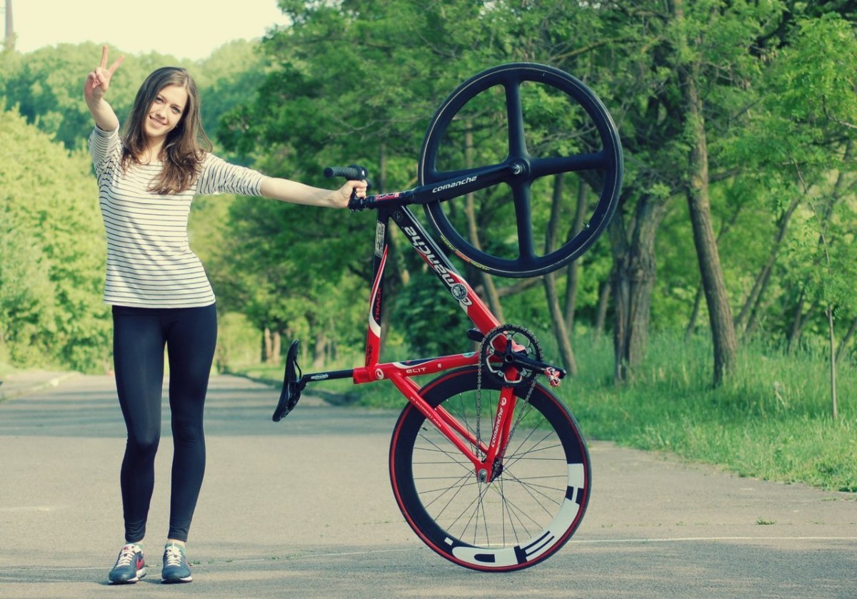 Велосипед на литых дисках девушка