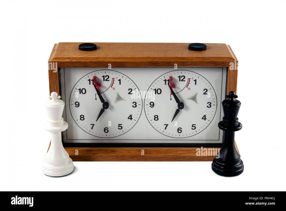 Шахматные часы на белом фоне