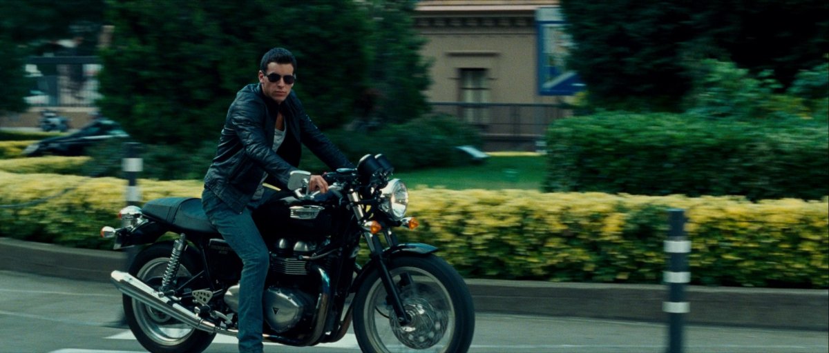 Марио Касас на мотоцикле