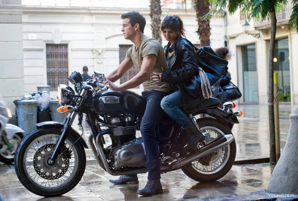 Triumph Bonneville 3 метра над уровнем неба