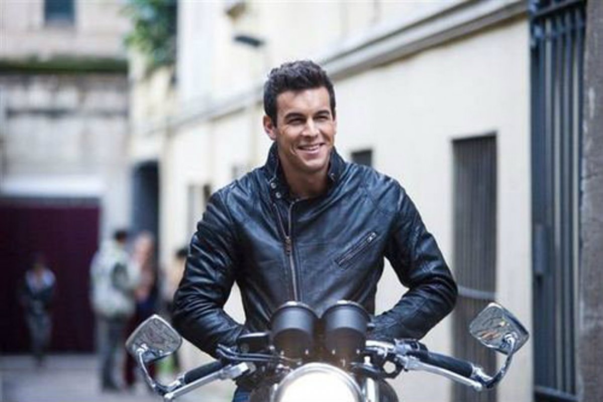 Марио Касас на мотоцикле